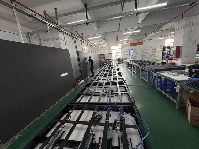 室内P4 LED显示屏：磁吸简易箱体车间组装