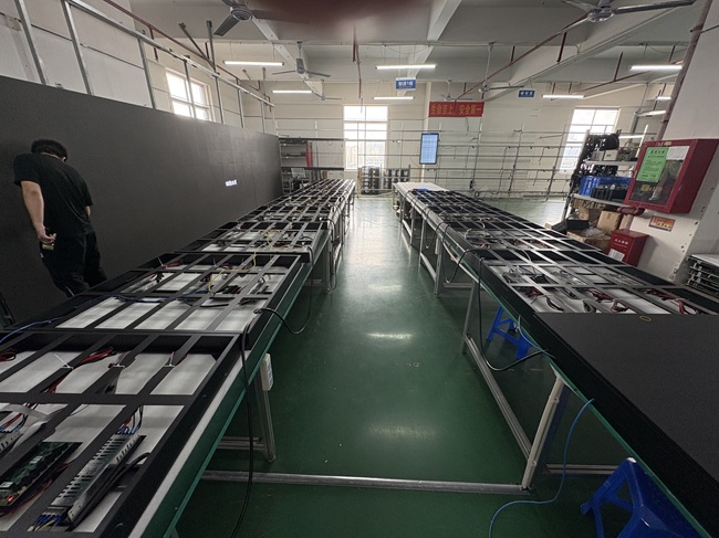 室内P4 LED显示屏：磁吸简易箱体车间组装