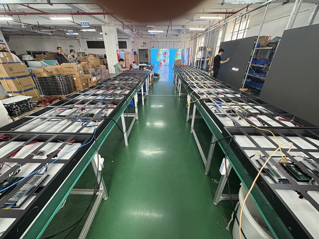 室内P4 LED显示屏：磁吸简易箱体车间组装