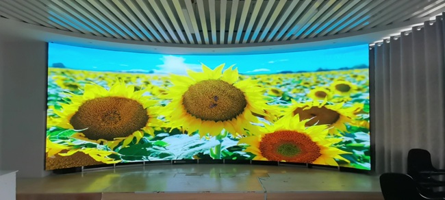 福田展厅弧形大屏｜会议室全景｜近距离无颗粒感.jpg
