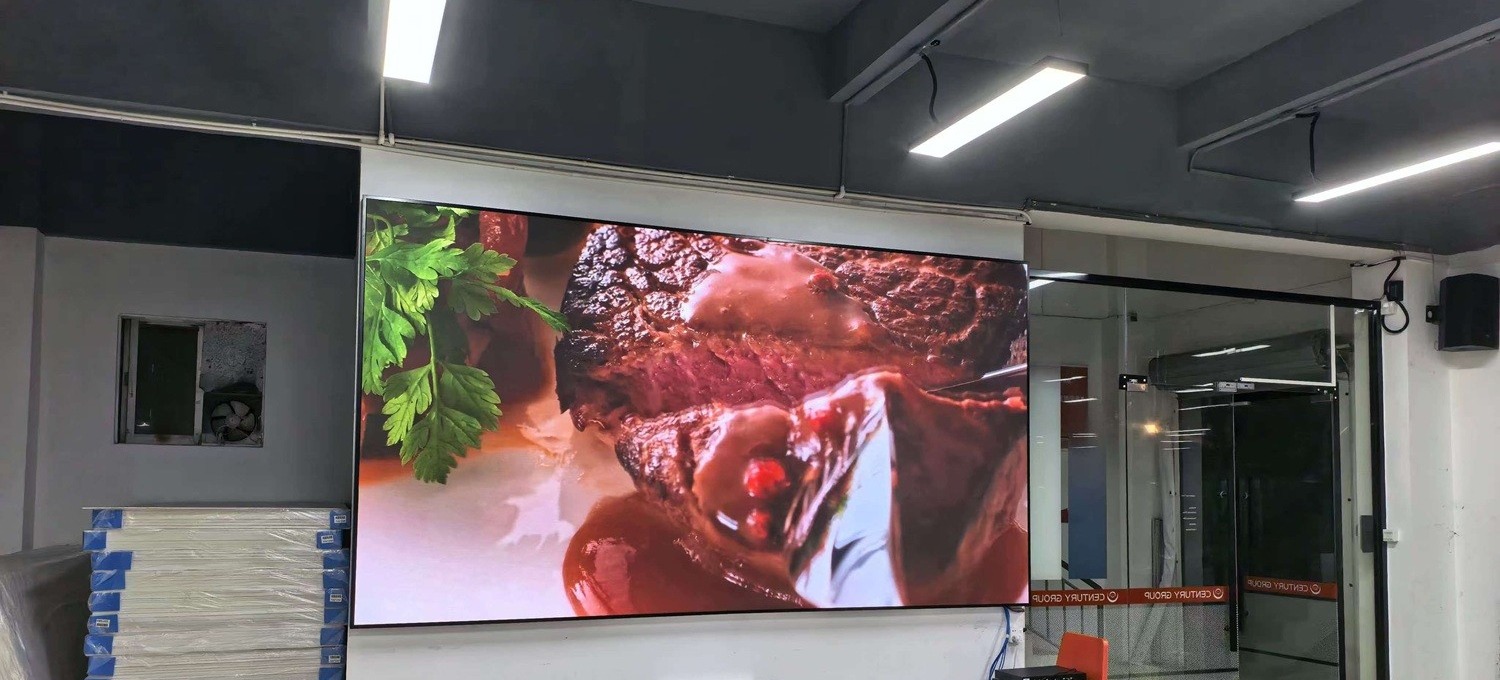 深圳龙华广告公司前台大厅 3.52m×1.92m P1.53 室内小间距 LED 屏整屏点亮客户现场实拍